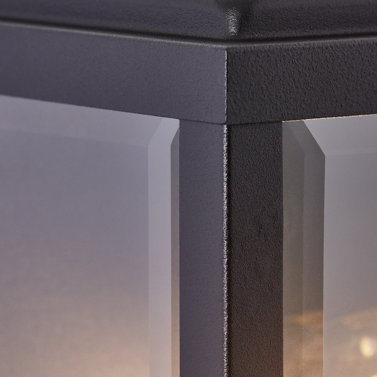 Gaia Schwarz außenlampe Von Brilliant - Die Außenwandleuchte Gaia eignet sich ideal für die funktionale und stimmungsvolle Beleuchtung Ihrer Haustür oder Fassade.