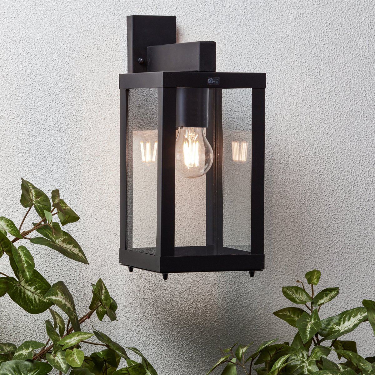 Gaia Schwarz außenlampe Von Brilliant - Die Au&szlig;enwandleuchte Gaia eignet sich ideal f&uuml;r die funktionale und stimmungsvolle Beleuchtung Ihrer Haust&uuml;r oder Fassade.