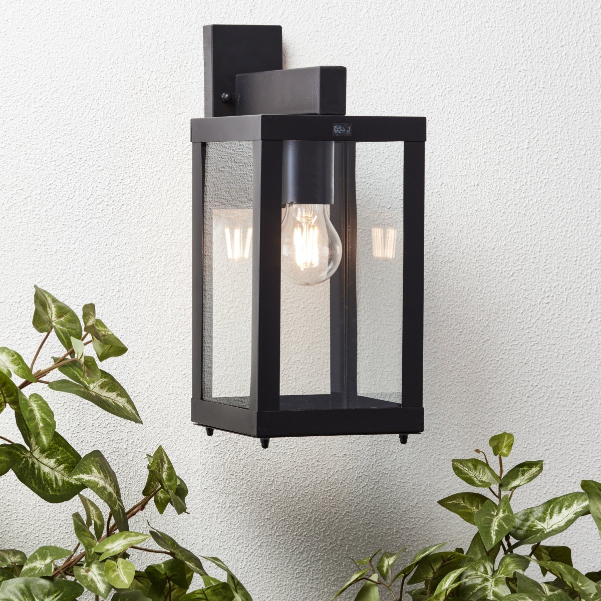 Gaia Schwarz außenlampe Von Brilliant - Die Au&szlig;enwandleuchte Gaia eignet sich ideal f&uuml;r die funktionale und stimmungsvolle Beleuchtung Ihrer Haust&uuml;r oder Fassade.