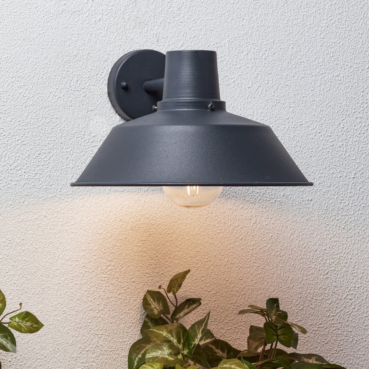 Humphrey Anthrazit außenlampe Von Brilliant - Die Lampe ist spritzwassergesch&uuml;tzt (IP44) und somit f&uuml;r den Einsatz im Au&szlig;enbereich auch in weniger gesch&uuml;tzten Bereichen geeignet.