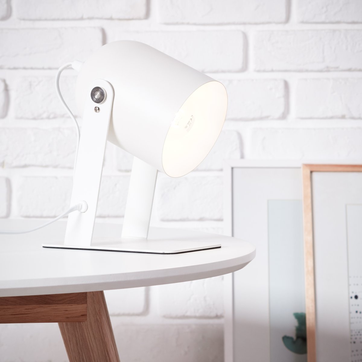 Yan 24cm Weiß tischlampe Von Brilliant - Die Tischlampe Yan eignet sich perfekt als stimmungsvolle Beleuchtung in Ihrem Wohnzimmer.