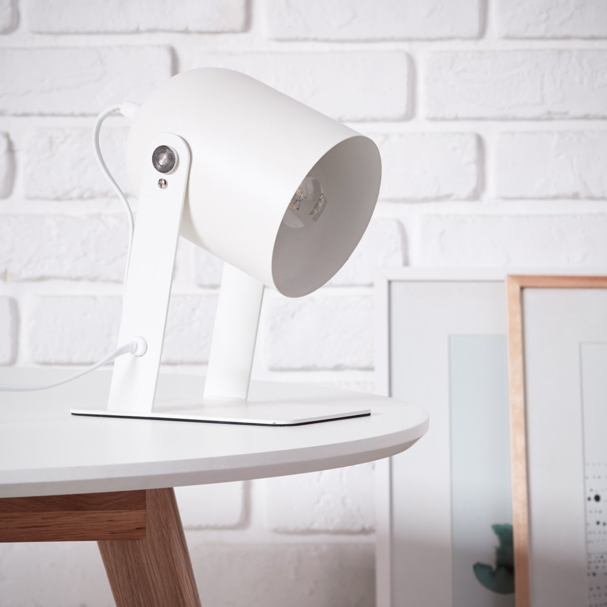 Yan 24cm Weiß tischlampe Von Brilliant - Die Tischlampe Yan eignet sich perfekt als stimmungsvolle Beleuchtung in Ihrem Wohnzimmer.