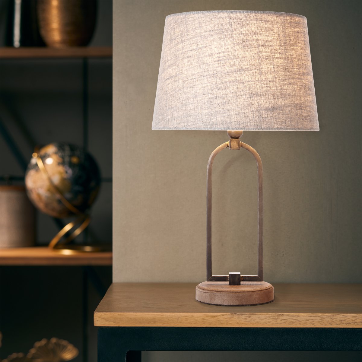 Sora 50cm Beige tischlampe Von Brilliant - Die dekorative Tischleuchte Sora ist vielseitig einsetzbar und passt in unterschiedliche Raumumgebungen.