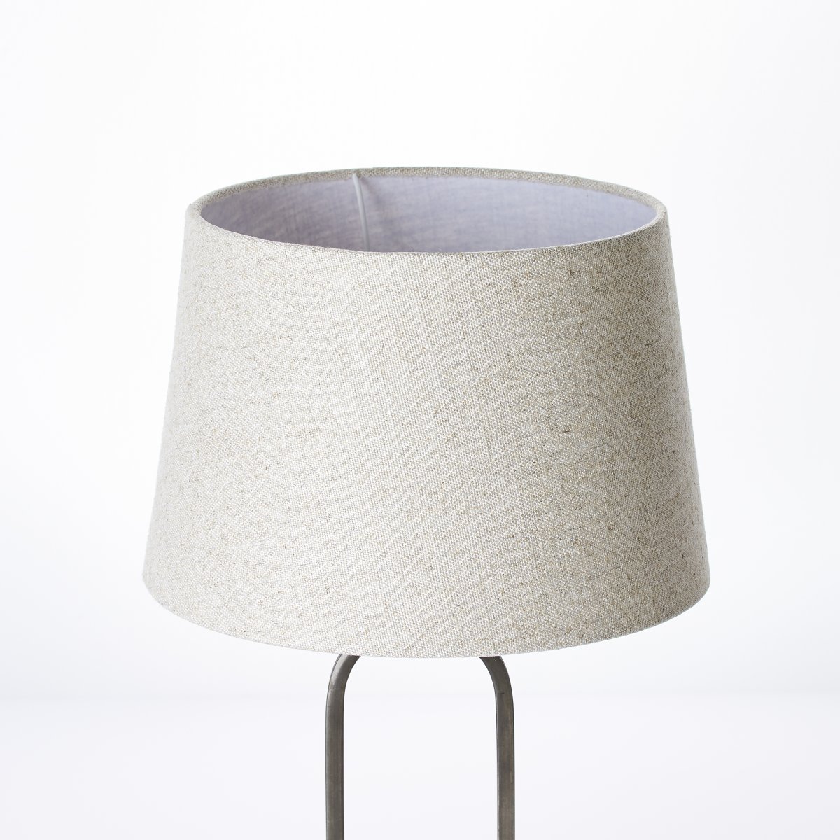 Sora 50cm Beige tischlampe Von Brilliant - Die dekorative Tischleuchte Sora ist vielseitig einsetzbar und passt in unterschiedliche Raumumgebungen.