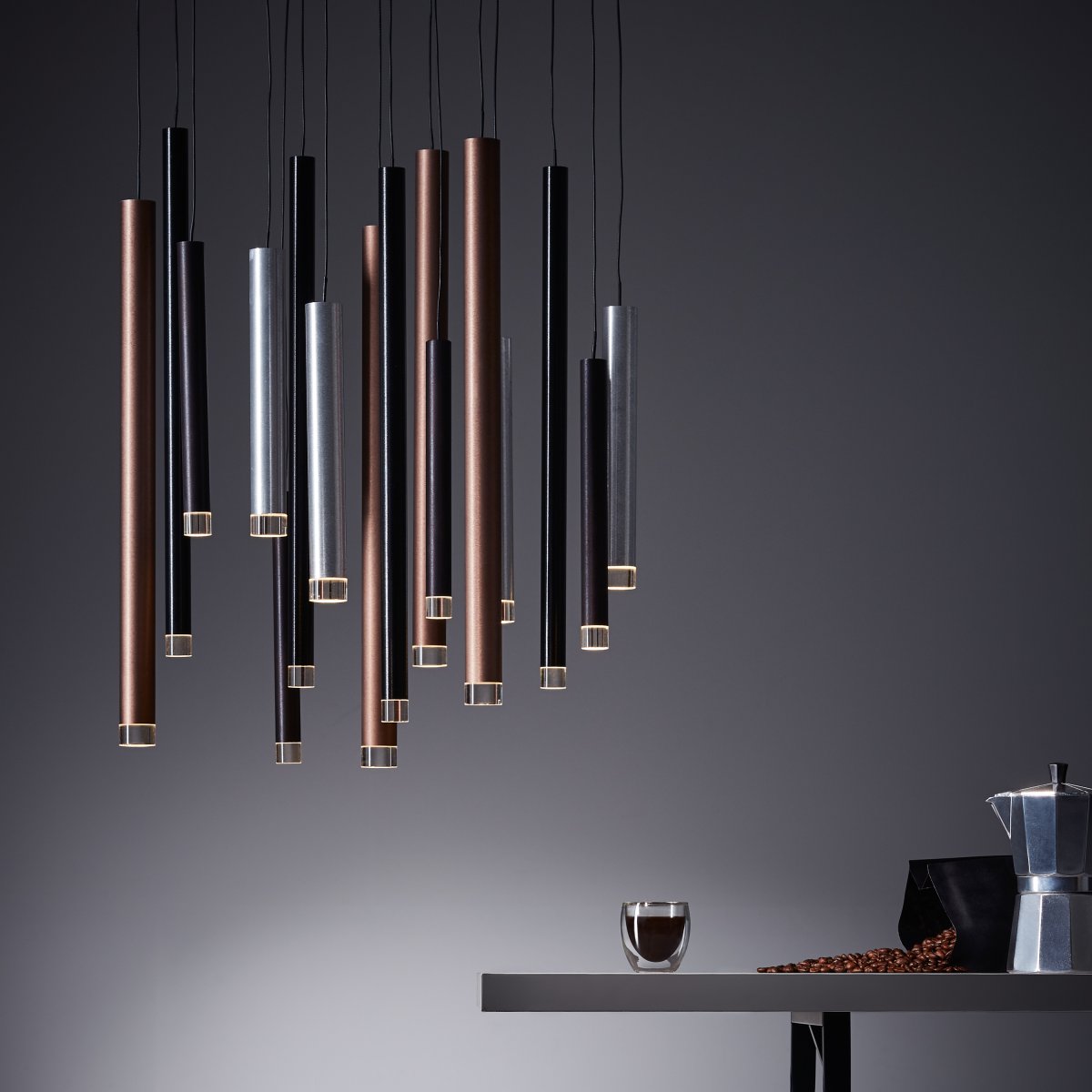 Cembalo Ø55 Aluminium hängelampe Von Brilliant - Durch die integrierte LED-Technik ist die Leuchte energieeffizient und langlebig, das warmweiße Licht sorgt für ein angenehmes Leuchten.