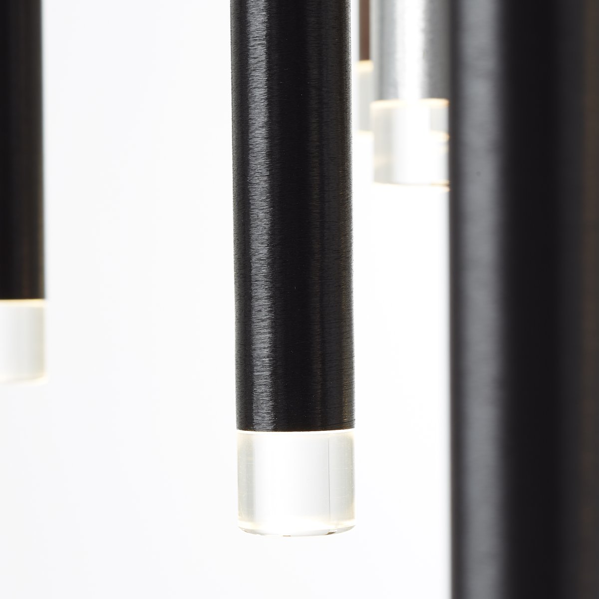 Cembalo Ø55 Aluminium hängelampe Von Brilliant - Durch die integrierte LED-Technik ist die Leuchte energieeffizient und langlebig, das warmweiße Licht sorgt für ein angenehmes Leuchten.