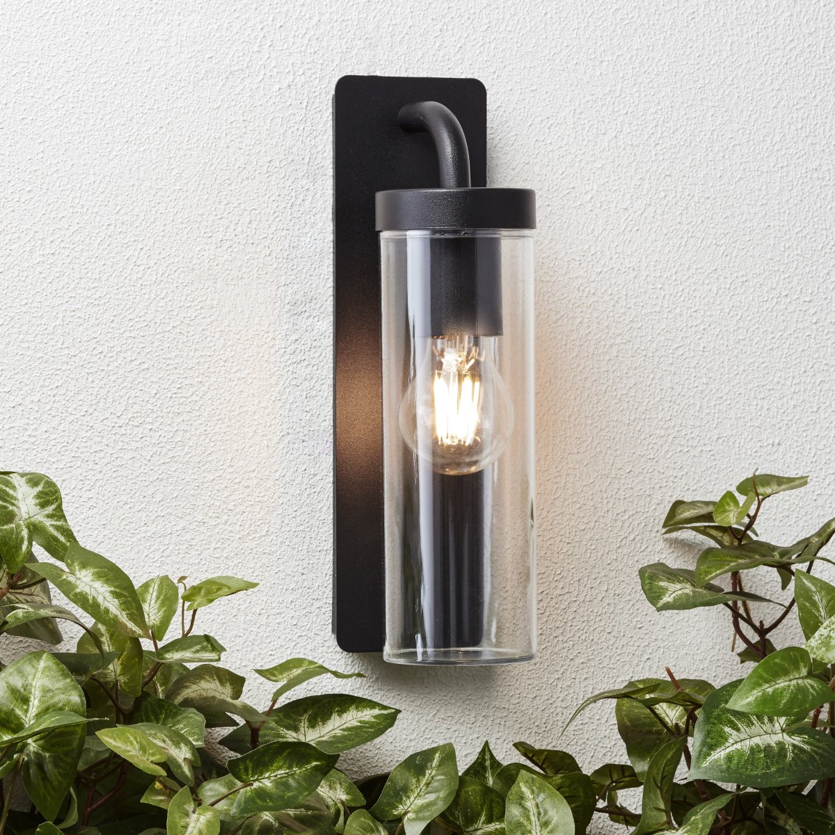 Aosta Mattschwarz außenlampe Von Brilliant - Die Au&szlig;enwandleuchte Aosta bietet sowohl praktische als auch stimmungsvolle Beleuchtung und eignet sich perfekt zur Beleuchtung der Haust&uuml;r in der dunklen Jahreszeit.