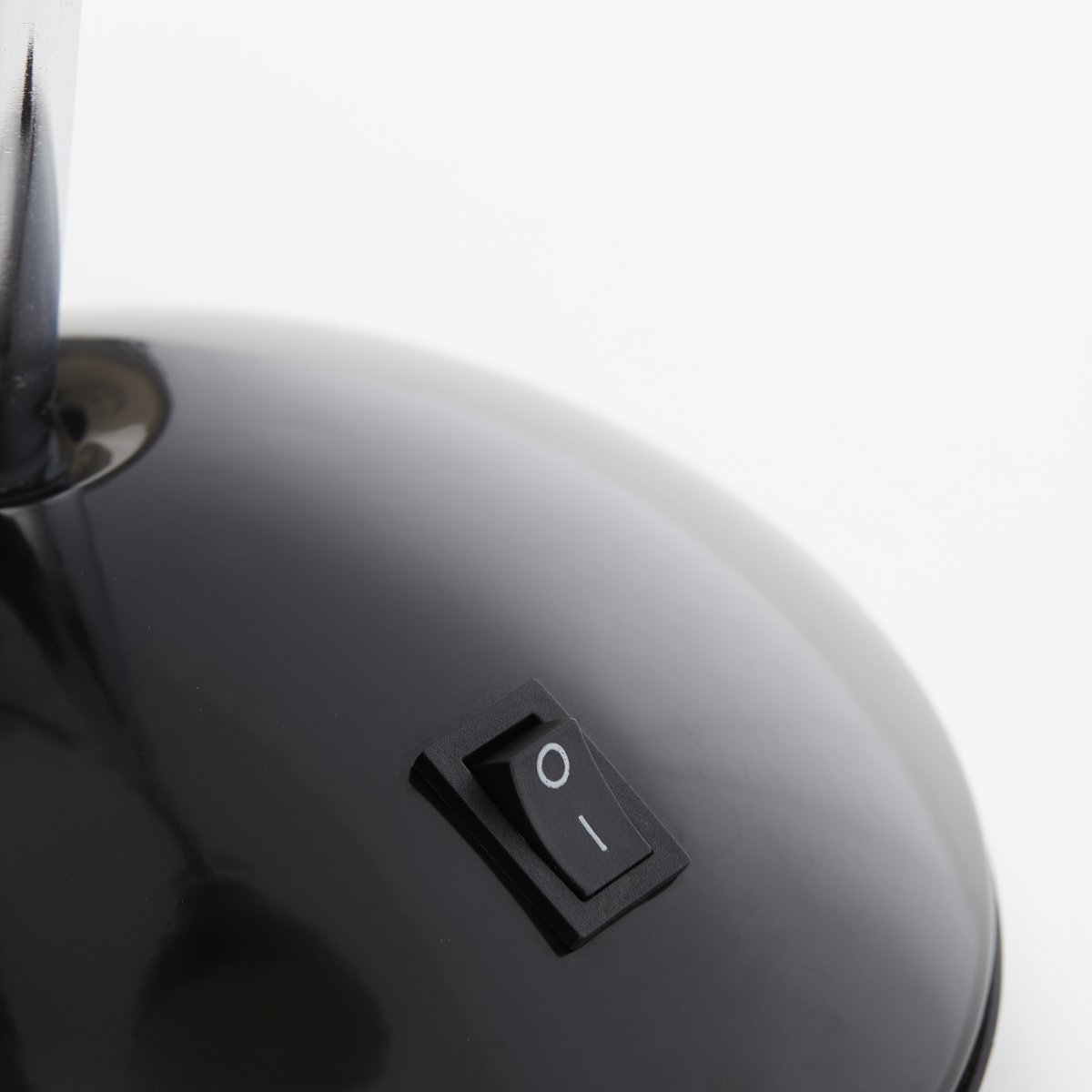 Allison 34cm Schwarz schreibtischlampe Von Brilliant - Die Allison-Tischlampe ist eine elegante und praktische Ergänzung für das Arbeits- und Wohnzimmer, perfekt zum Lesen, Schreiben oder als dekorative Beleuchtung.