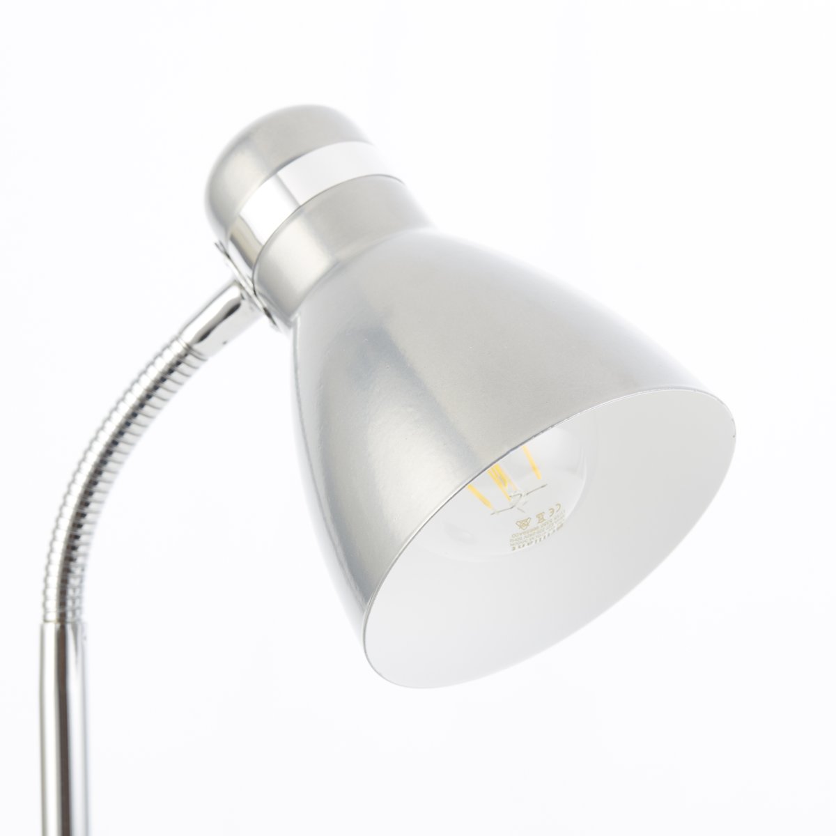 Allison 34cm Silber schreibtischlampe Von Brilliant - Die Allison-Tischlampe ist eine elegante und praktische Erg&auml;nzung f&uuml;r das Arbeits- und Wohnzimmer, perfekt zum Lesen, Schreiben oder als dekorative Beleuchtung.
