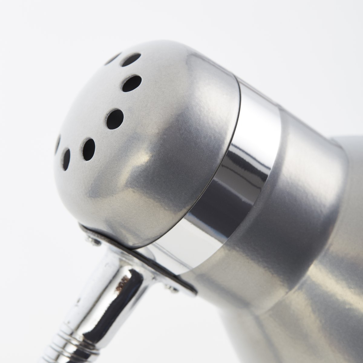 Allison 34cm Silber schreibtischlampe Von Brilliant - Die Allison-Tischlampe ist eine elegante und praktische Erg&auml;nzung f&uuml;r das Arbeits- und Wohnzimmer, perfekt zum Lesen, Schreiben oder als dekorative Beleuchtung.