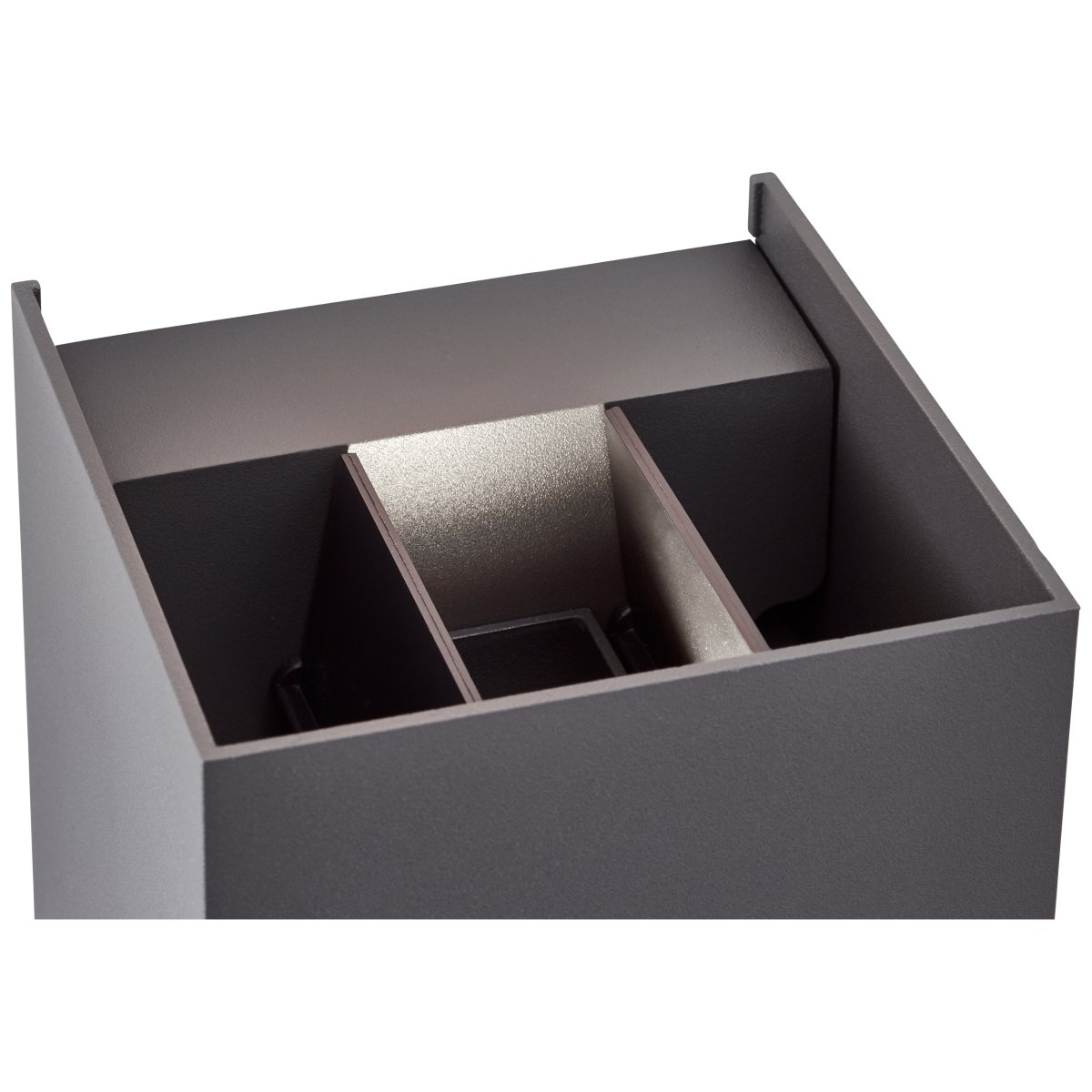 Hilly Dunkelgrau außenlampe Von Brilliant - Mit der Schutzart IP44 ist die Lampe gegen Spritzwasser geschützt und eignet sich perfekt für den Außenbereich.