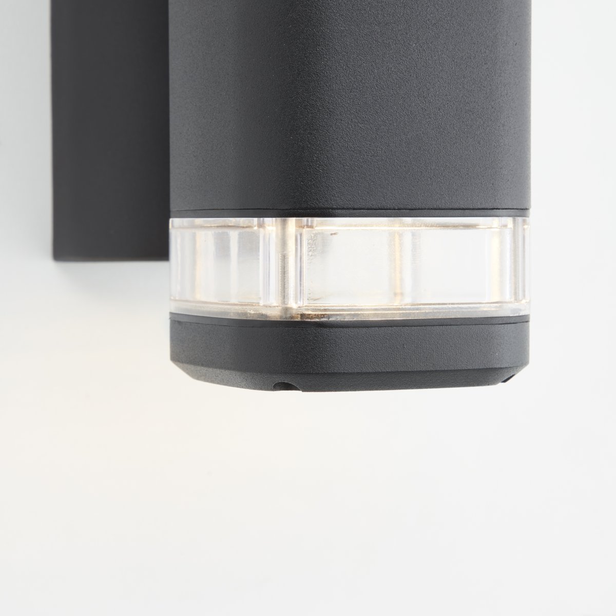 Jandy Schwarz außenlampe Von Brilliant - Durch den Lichtaustritt sowohl nach oben als auch nach unten entstehen spannende Lichteffekte, weshalb sie besonders gerne für Hauswände verwendet wird.