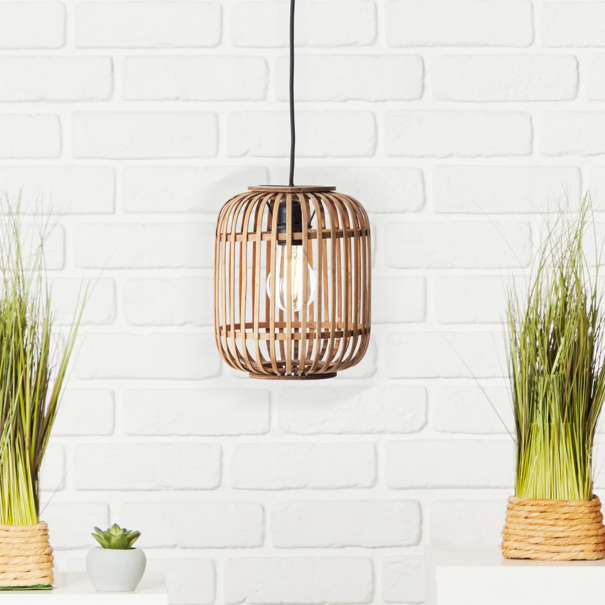Woodrow Ø22 Natur hängelampe Von Brilliant - Hergestellt aus nachwachsendem und umweltfreundlichem Bambus, schafft diese Lampe eine gemütliche Atmosphäre im Raum, egal ob sie über dem Sofa oder dem Esstisch platziert wird.