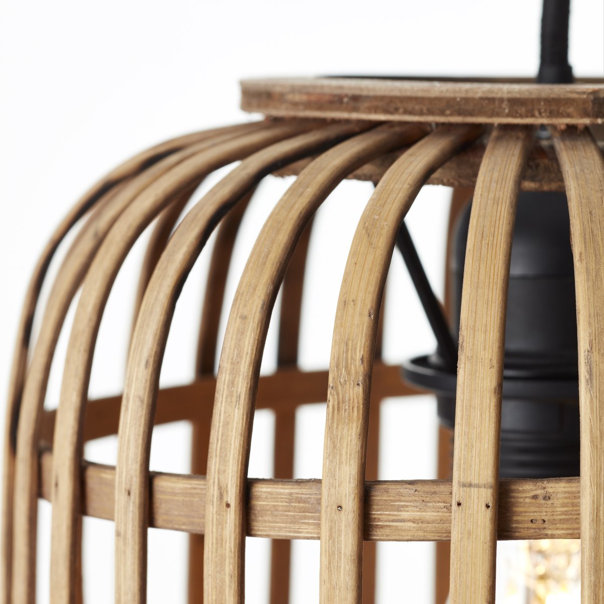 Woodrow Ø22 Natur hängelampe Von Brilliant - Hergestellt aus nachwachsendem und umweltfreundlichem Bambus, schafft diese Lampe eine gemütliche Atmosphäre im Raum, egal ob sie über dem Sofa oder dem Esstisch platziert wird.