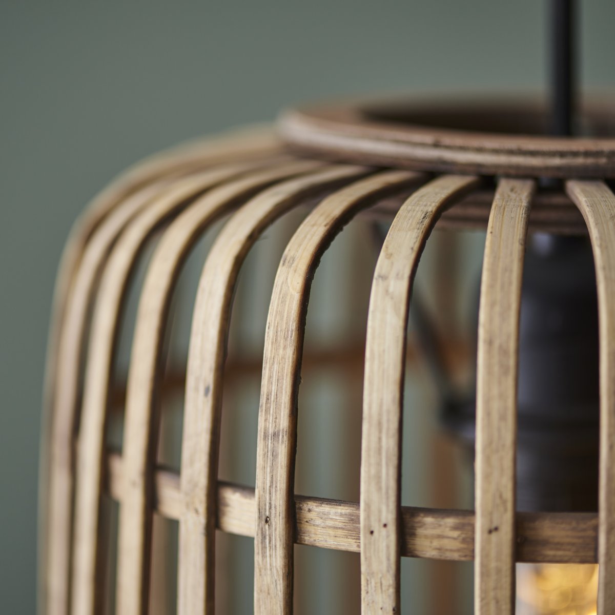 Woodrow Ø22 Natur hängelampe Von Brilliant - Hergestellt aus nachwachsendem und umweltfreundlichem Bambus, schafft diese Lampe eine gemütliche Atmosphäre im Raum, egal ob sie über dem Sofa oder dem Esstisch platziert wird.