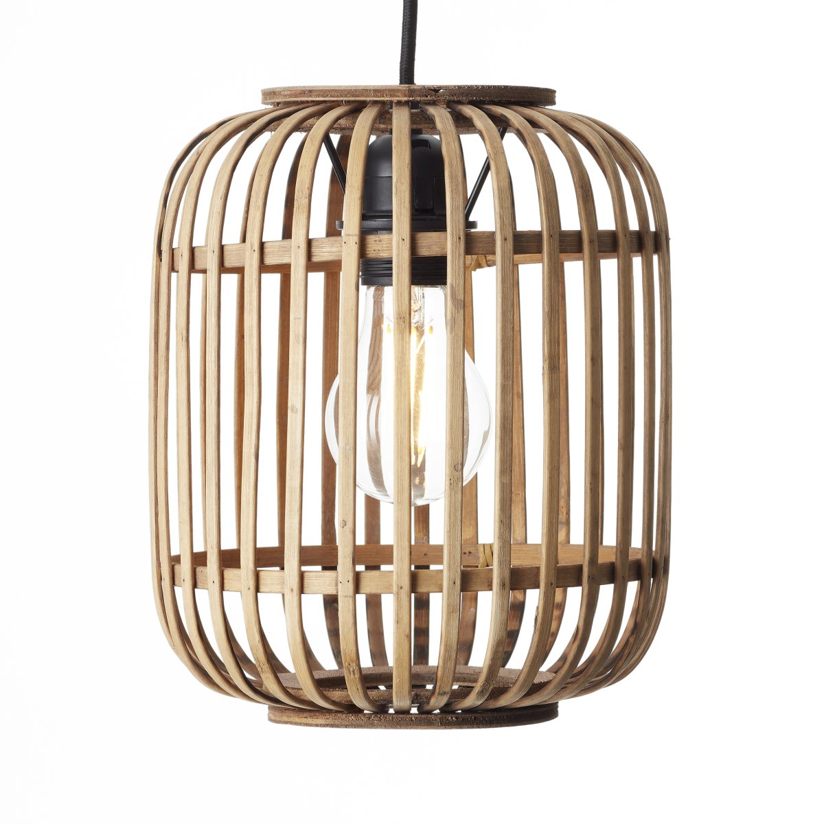 Woodrow Ø22 Natur hängelampe Von Brilliant - Hergestellt aus nachwachsendem und umweltfreundlichem Bambus, schafft diese Lampe eine gemütliche Atmosphäre im Raum, egal ob sie über dem Sofa oder dem Esstisch platziert wird.