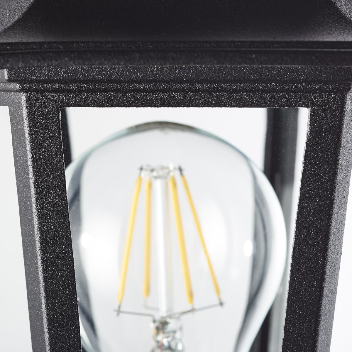 Carleen Schwarz außenlampe Von Brilliant - Mit der Schutzart IP44 ist Carleen spritzwassergesch&uuml;tzt und ideal f&uuml;r den Einsatz im Freien, auch unterwegs.