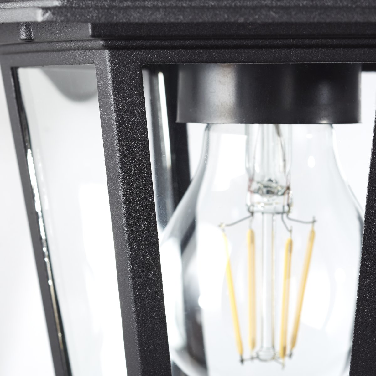 Carleen Schwarz außenlampe Von Brilliant - Mit der Schutzart IP44 ist Carleen spritzwassergesch&uuml;tzt und ideal f&uuml;r den Einsatz im Freien, auch unterwegs.