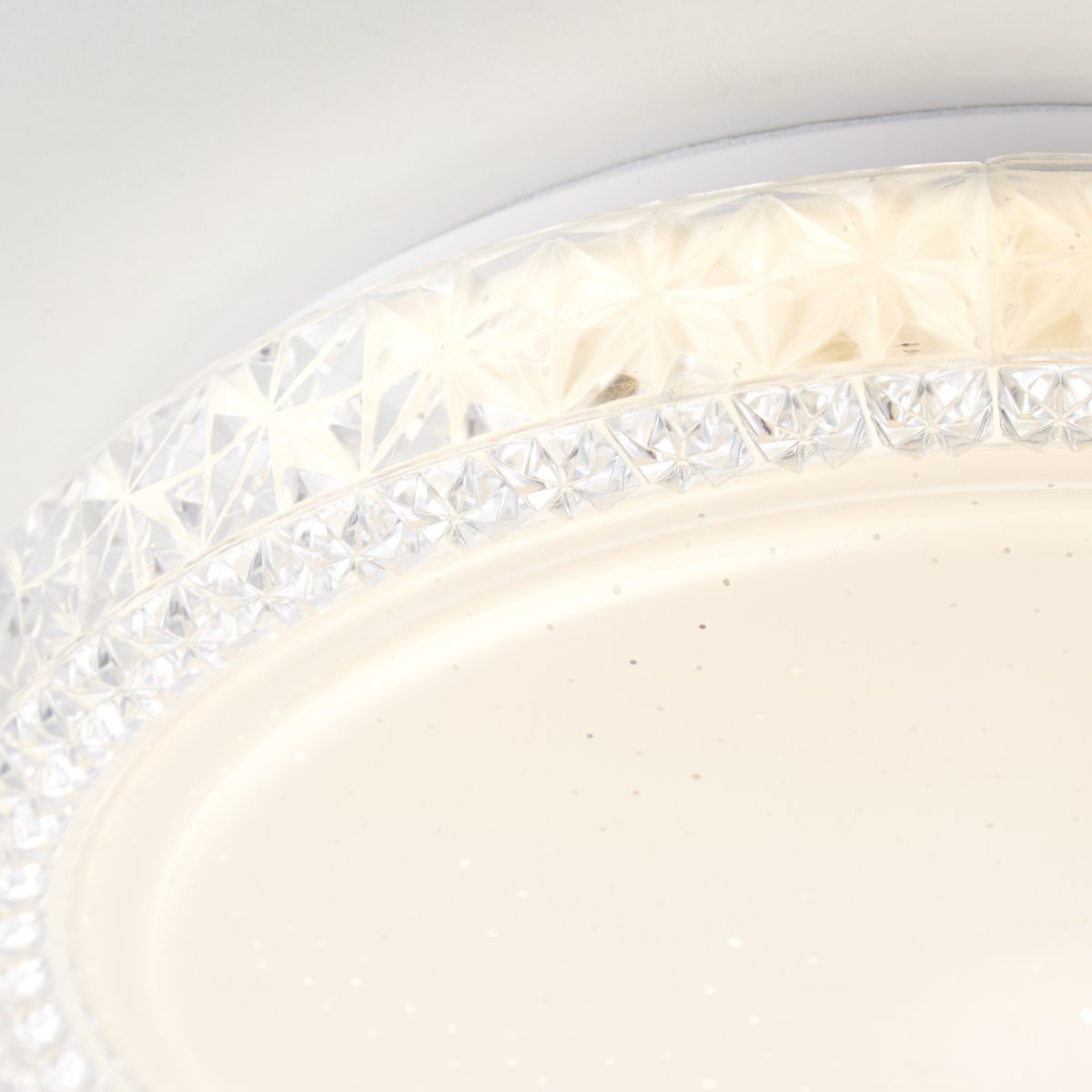 Badria Ø30 Weiß deckenleuchte Von Brilliant - Der Sternenhimmel-Effekt der Lampe mit kleinen transparenten Punkten in der Abdeckung sorgt für eine funkelnde, gemütliche Atmosphäre und eignet sich daher besonders für Schlaf- und Kinderzimmer.