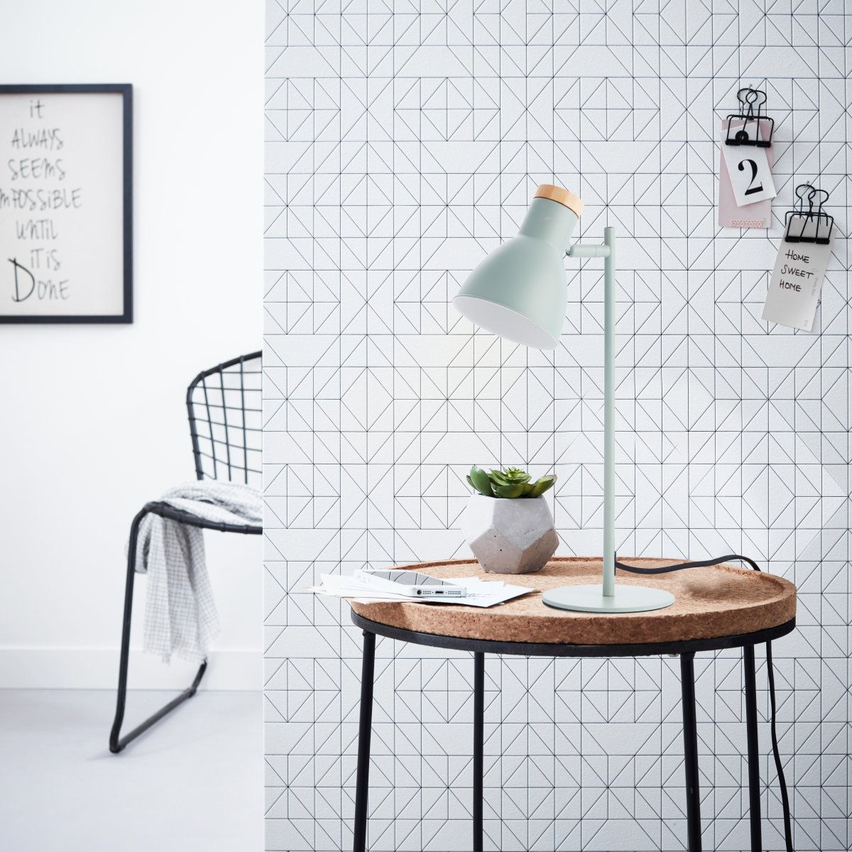 Venea 44cm Mattgrün schreibtischlampe Von Brilliant - Die matte grüne Farbe und die Holzelemente der Lampe vermitteln ein natürliches und leichtes Gefühl.