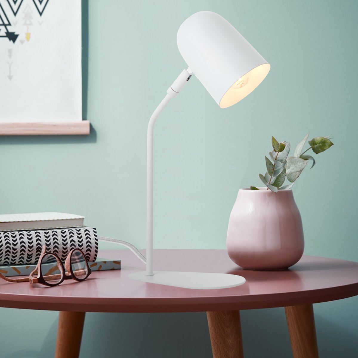 Tong 38cm Mattweiß schreibtischlampe Von Brilliant - Die helle Farbe erzeugt ein Gef&uuml;hl von Leichtigkeit und das Design f&uuml;gt sich harmonisch in nat&uuml;rliche Elemente ein.
