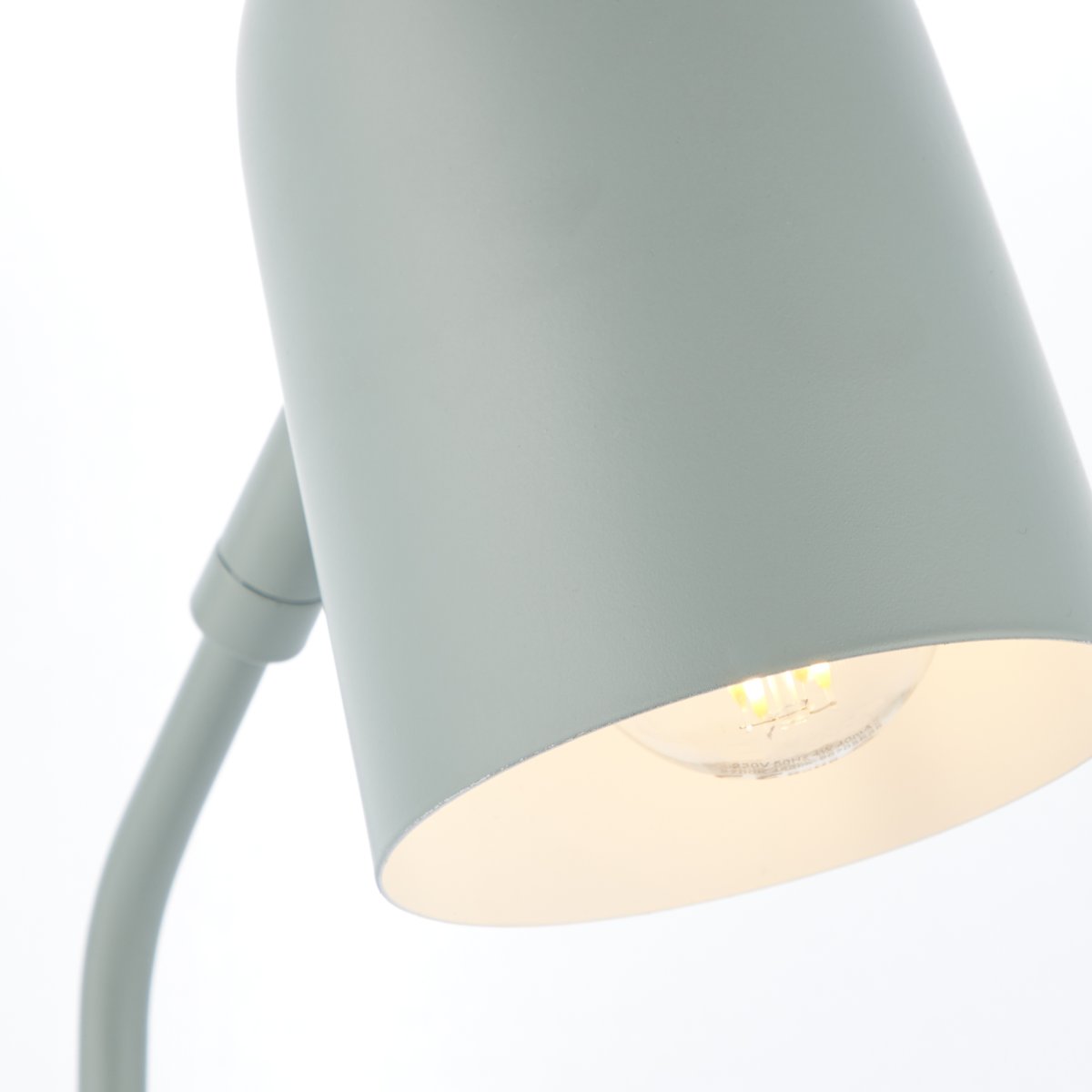 Tong 38cm Mattgrün schreibtischlampe Von Brilliant - Die helle Farbe erzeugt ein Gef&uuml;hl von Leichtigkeit und das Design f&uuml;gt sich harmonisch in nat&uuml;rliche Elemente ein.