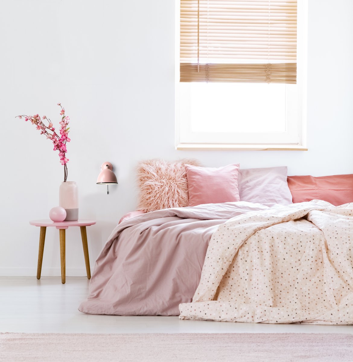 Telio Rosa leselampe Von Brilliant - Die Telio-Wandleuchte vereint Retro- und moderne Designelemente und ist somit eine stilvolle Beleuchtungsl&ouml;sung f&uuml;r Ihr Zuhause.
