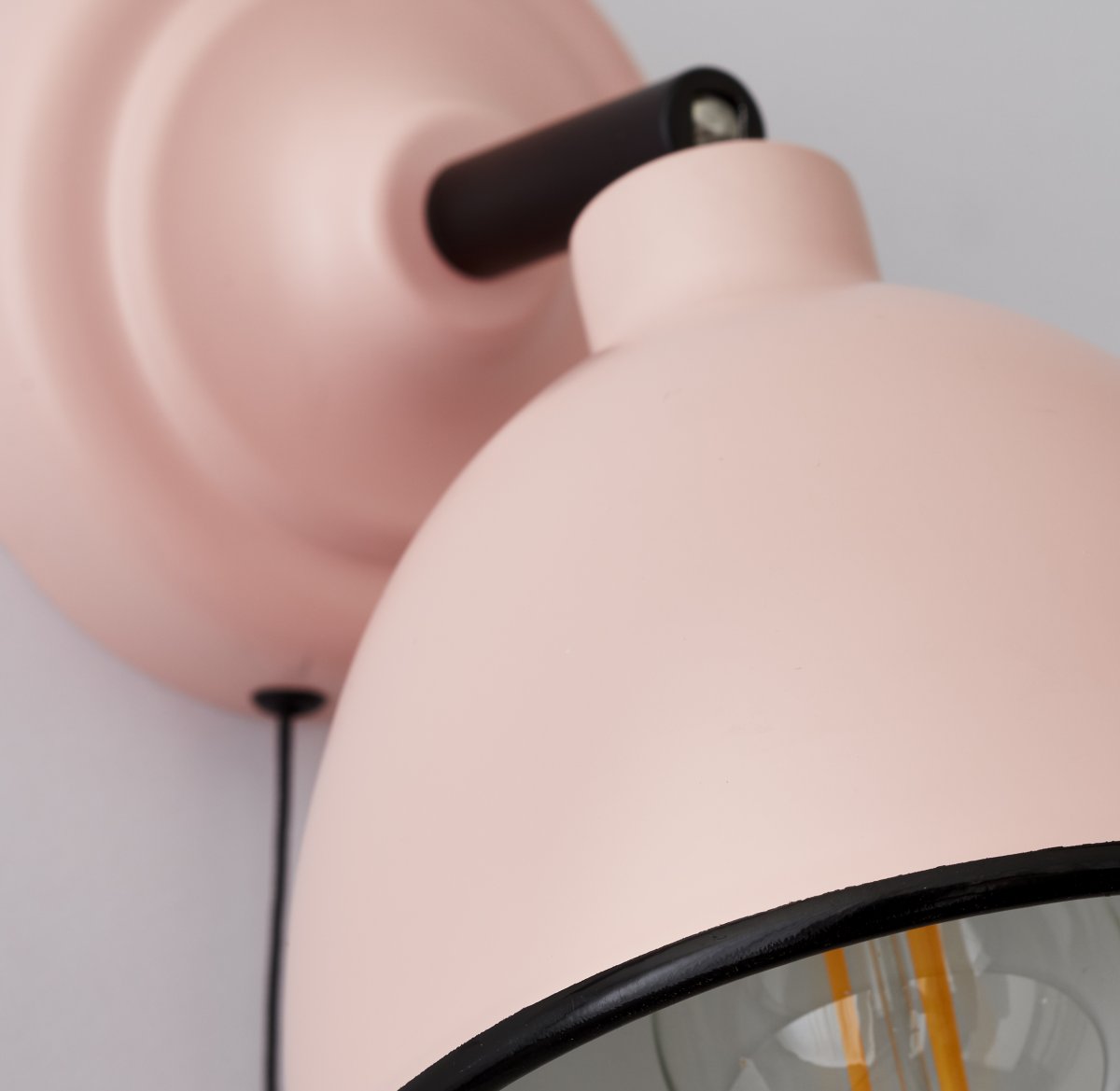 Telio Rosa leselampe Von Brilliant - Die Telio-Wandleuchte vereint Retro- und moderne Designelemente und ist somit eine stilvolle Beleuchtungsl&ouml;sung f&uuml;r Ihr Zuhause.