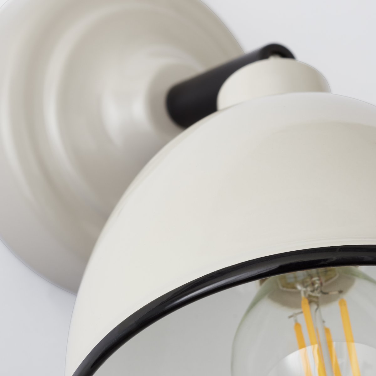 Telio Taupe leselampe Von Brilliant - Die Telio-Wandleuchte vereint Retro- und moderne Designelemente und ist somit eine stilvolle Beleuchtungsl&ouml;sung f&uuml;r Ihr Zuhause.
