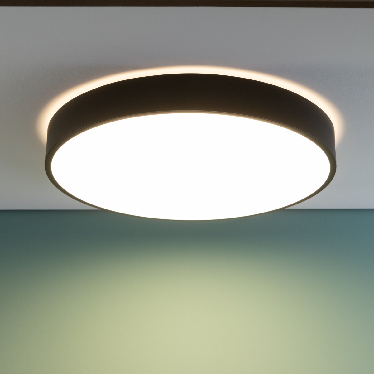 Slimline Ø50 Schwarz deckenleuchte Von Brilliant - Die Lampe verf&uuml;gt au&szlig;erdem &uuml;ber eine Nachtlichtfunktion und einen Timer und ist daher praktisch f&uuml;r R&auml;ume, in denen nachts Orientierungslicht ben&ouml;tigt wird.