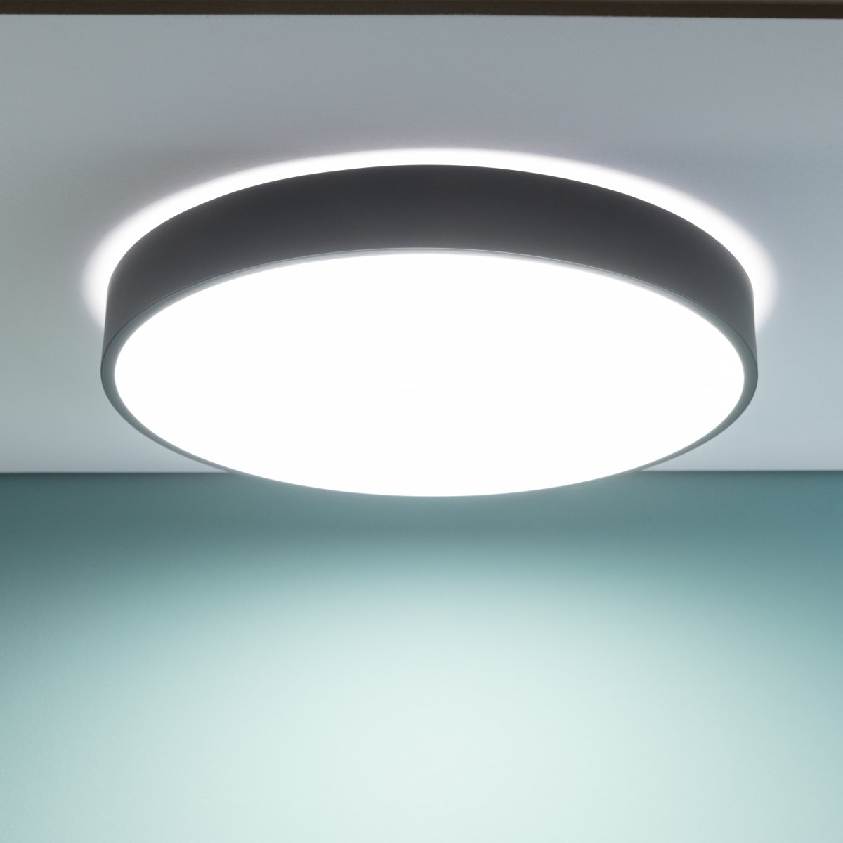 Slimline Ø50 Schwarz deckenleuchte Von Brilliant - Die Lampe verf&uuml;gt au&szlig;erdem &uuml;ber eine Nachtlichtfunktion und einen Timer und ist daher praktisch f&uuml;r R&auml;ume, in denen nachts Orientierungslicht ben&ouml;tigt wird.
