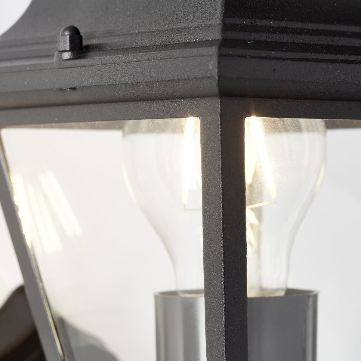 Nissie Schwarz außenlampe Von Brilliant - Diese elegante Außenwandleuchte sorgt für praktische Beleuchtung und dient als dekoratives Detail an Ihrer Haustür.