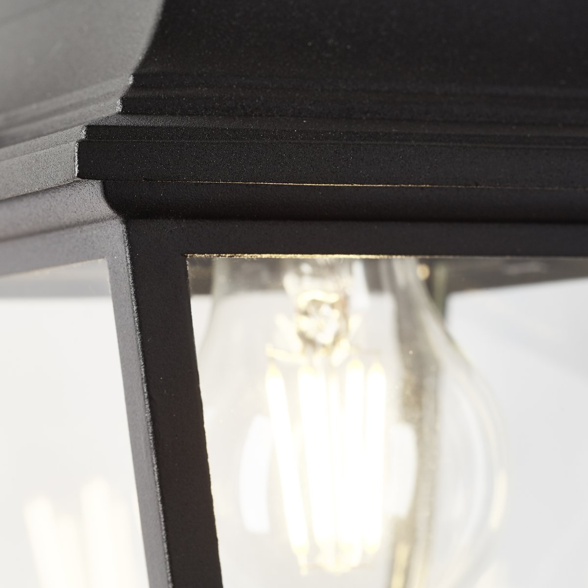 Nissie Schwarz außenlampe Von Brilliant - Diese elegante Außenwandleuchte sorgt für praktische Beleuchtung und dient als dekoratives Detail an Ihrer Haustür.
