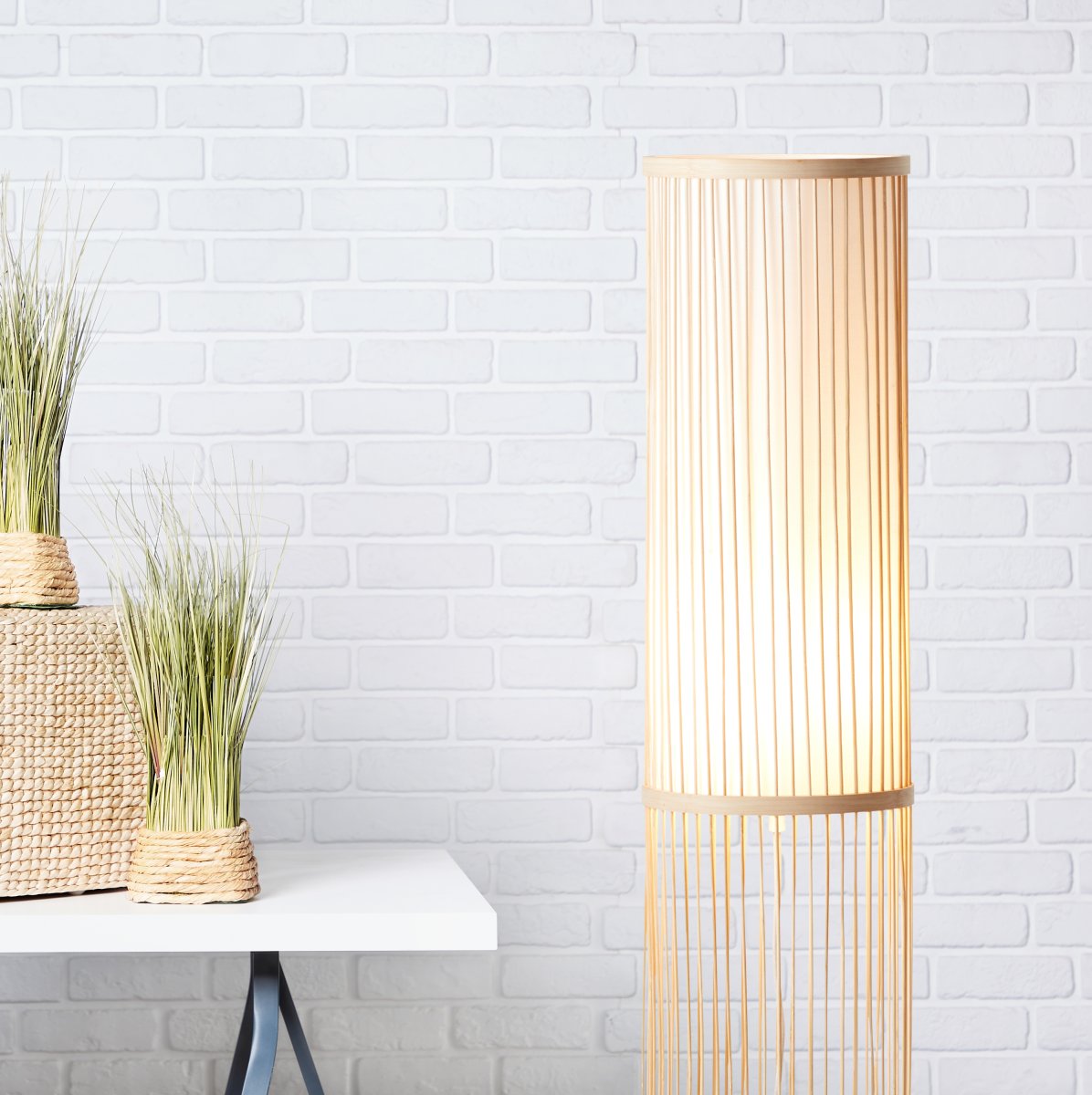 Nori Natur stehlampe Von Brilliant - Hergestellt aus umweltfreundlichem Bambus und edlem Textil, schafft es eine einladende und harmonische Atmosphäre.