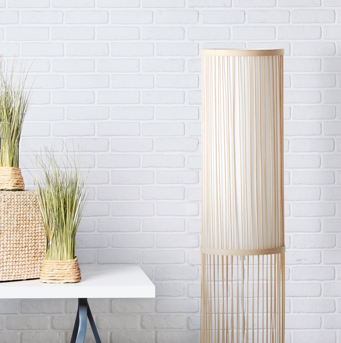 Nori Natur stehlampe Von Brilliant - Hergestellt aus umweltfreundlichem Bambus und edlem Textil, schafft es eine einladende und harmonische Atmosphäre.