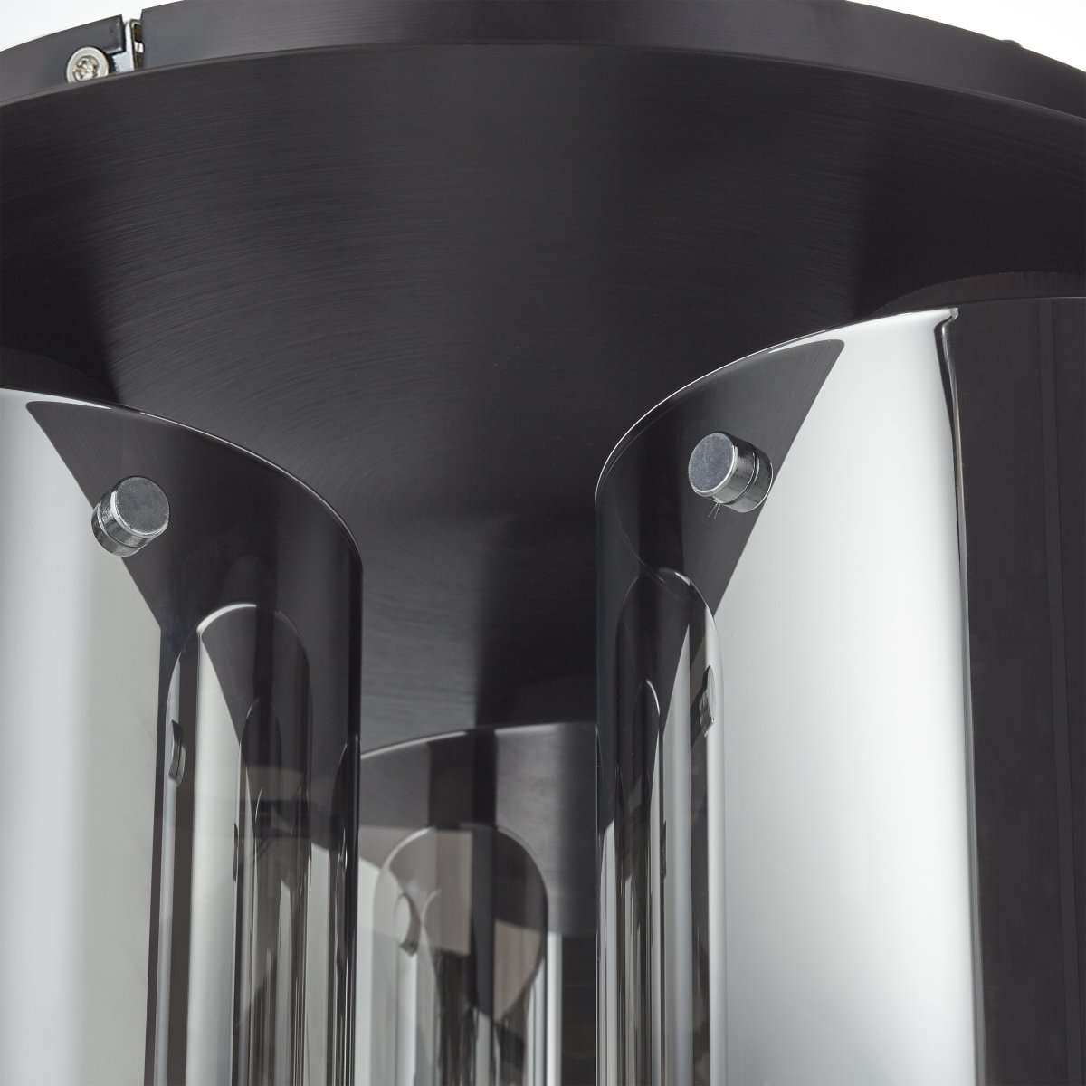 Beth Ø35 Rauchfarben deckenleuchte Von Brilliant - Sie ist aus Metall gefertigt und verfügt über drei rauchglasfarbene Schirme, die ein angenehmes, weiches Licht spenden.