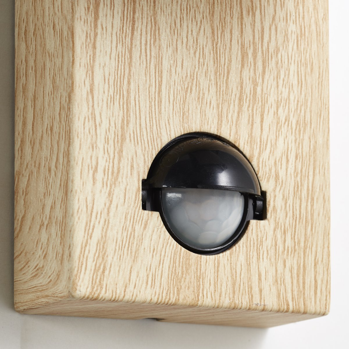 Galeni Natur außenlampe Von Brilliant - Es verfügt über einen verstellbaren Strahler und einen eingebauten Bewegungssensor, der in Empfindlichkeit, Licht und Zeit eingestellt werden kann, was es sowohl funktional als auch praktisch macht.