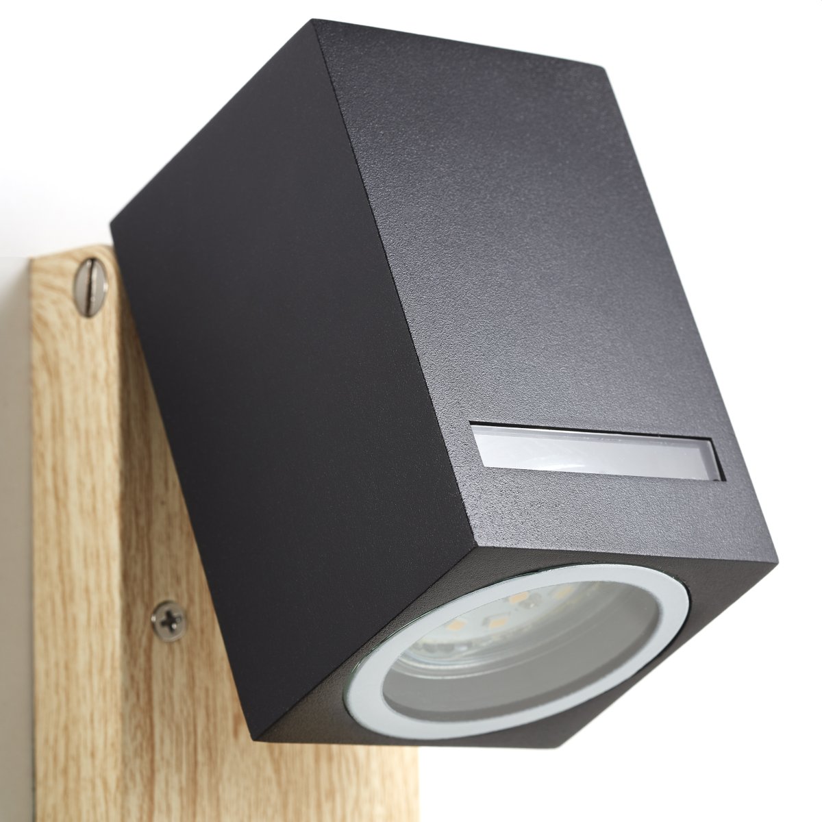 Galeni Natur außenlampe Von Brilliant - Es verfügt über einen verstellbaren Strahler und einen eingebauten Bewegungssensor, der in Empfindlichkeit, Licht und Zeit eingestellt werden kann, was es sowohl funktional als auch praktisch macht.