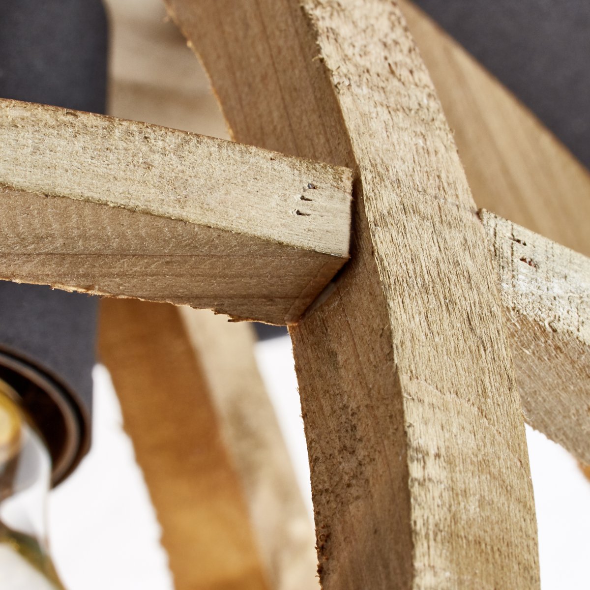 Matrix Nature Ø25 Holz deckenleuchte Von Brilliant - Es besteht aus FSC-zertifiziertem Holz, was bedeutet, dass das Material aus verantwortungsvoll bewirtschafteten Wäldern stammt.