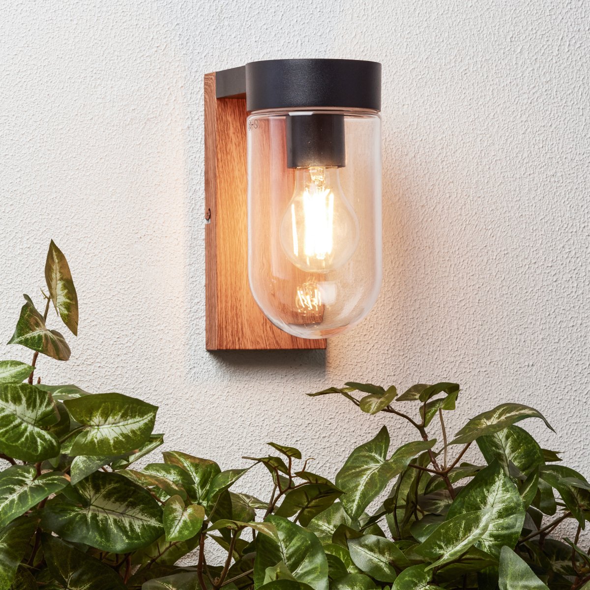 Cabar Dunkles Holz außenlampe Von Brilliant - Cabar ist eine Außenwandleuchte, die für eine perfekte Beleuchtung am Eingang oder an der Terrassentür sorgt und so die Sicherheit im Dunkeln erhöht.