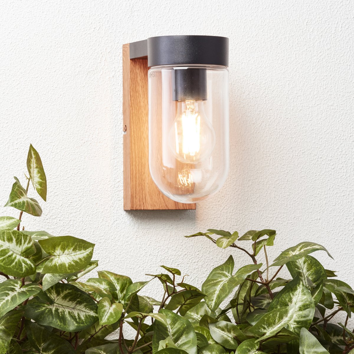 Cabar Dunkles Holz außenlampe Von Brilliant - Cabar ist eine Außenwandleuchte, die für eine perfekte Beleuchtung am Eingang oder an der Terrassentür sorgt und so die Sicherheit im Dunkeln erhöht.