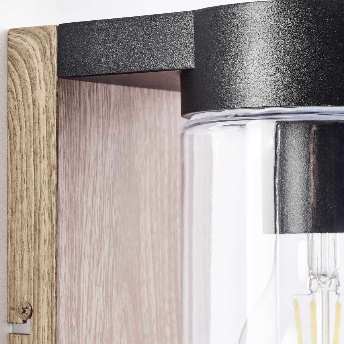 Cabar Dunkles Holz außenlampe Von Brilliant - Cabar ist eine Außenwandleuchte, die für eine perfekte Beleuchtung am Eingang oder an der Terrassentür sorgt und so die Sicherheit im Dunkeln erhöht.