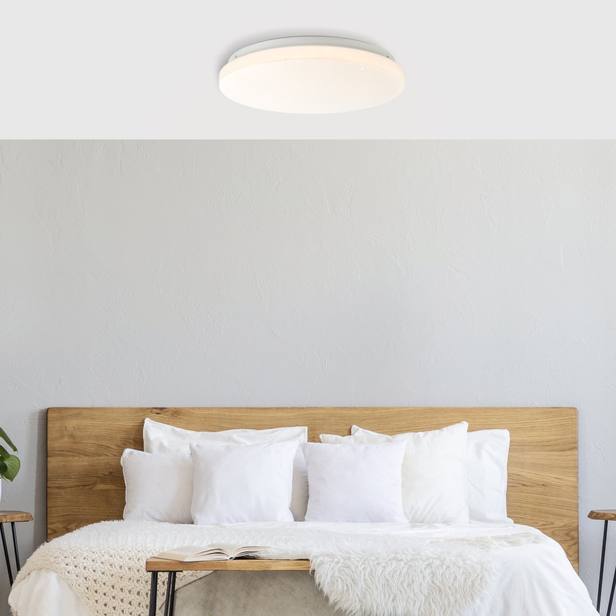 Farica Starry Ø30 Warmweiß deckenleuchte Von Brilliant - Die Lampe verf&uuml;gt &uuml;ber einen Sternenhimmel-Effekt, bei dem kleine transparente Punkte auf dem Schirm leuchtenden Sternen &auml;hneln, und ist daher ideal f&uuml;r Schlafzimmer und Kinderzimmer.