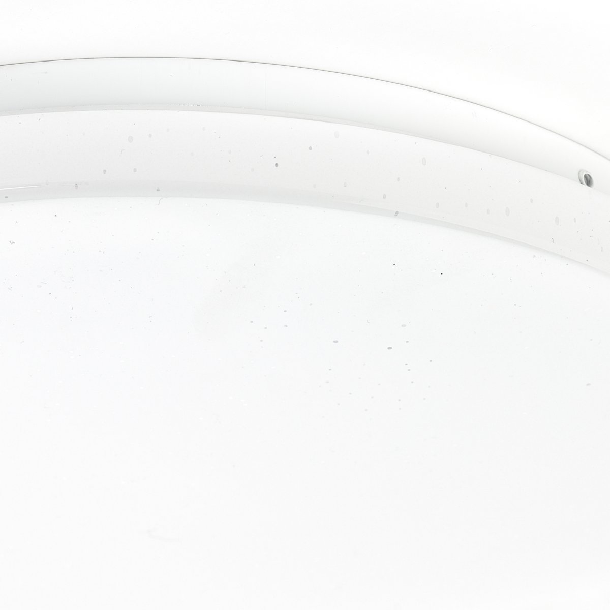 Farica Starry Ø30 Warmweiß deckenleuchte Von Brilliant - Die Lampe verf&uuml;gt &uuml;ber einen Sternenhimmel-Effekt, bei dem kleine transparente Punkte auf dem Schirm leuchtenden Sternen &auml;hneln, und ist daher ideal f&uuml;r Schlafzimmer und Kinderzimmer.