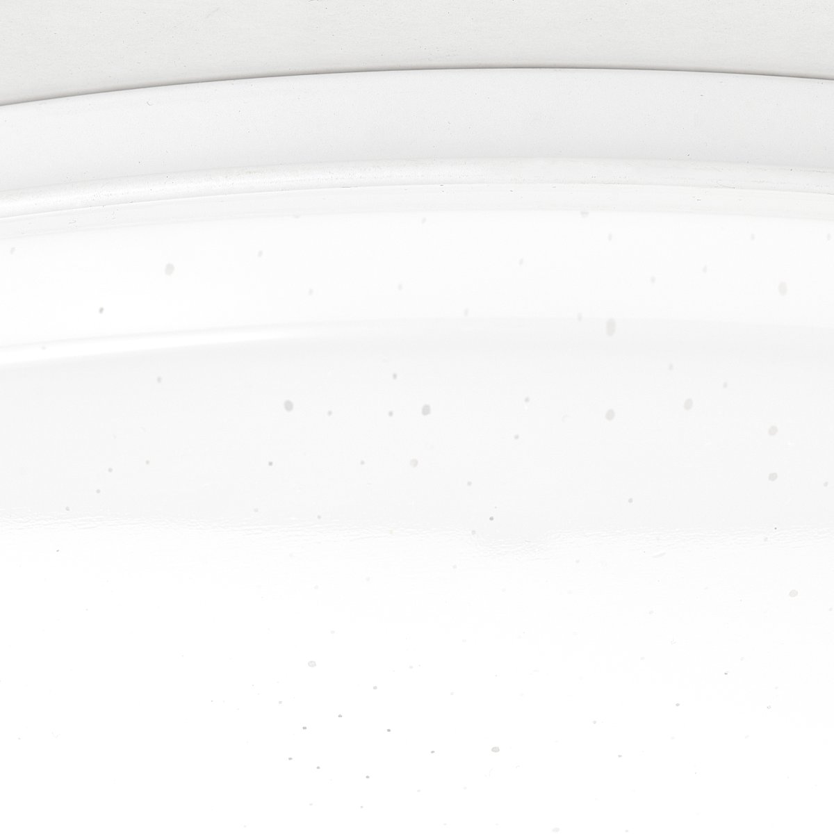 Farica Starry Ø50 Warmweiß deckenleuchte Von Brilliant - Die Lampe verf&uuml;gt &uuml;ber einen Sternenhimmel-Effekt, bei dem kleine transparente Punkte auf dem Schirm leuchtenden Sternen &auml;hneln, und ist daher ideal f&uuml;r Schlafzimmer und Kinderzimmer.