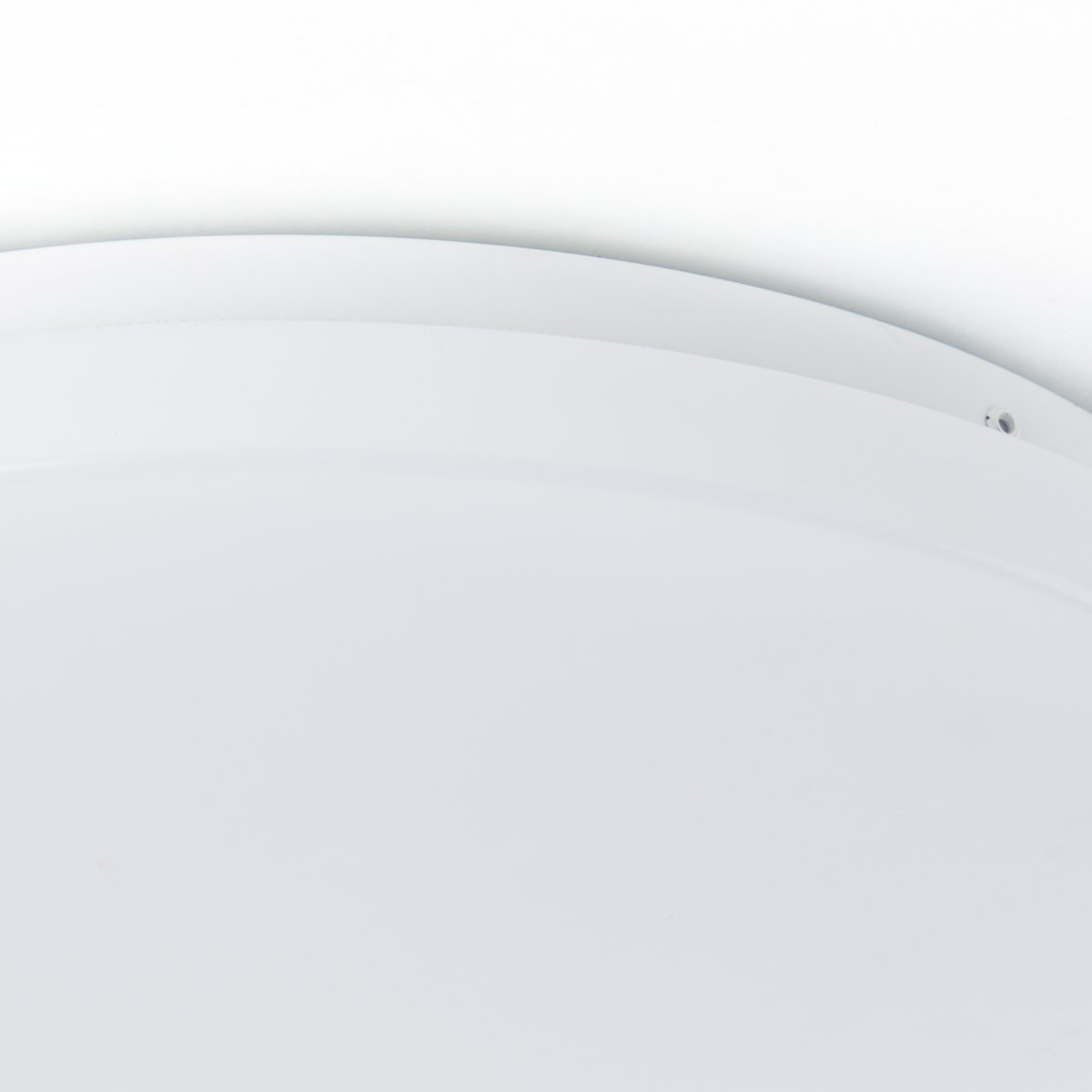 Farica Ø30 Warmweiß deckenleuchte Von Brilliant - Die Decken- und Wandleuchte Farica verf&uuml;gt &uuml;ber ein stilvolles und funktionales Design, das sowohl f&uuml;r private als auch f&uuml;r gewerbliche R&auml;ume geeignet ist.