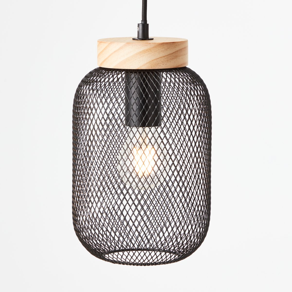 Giada Ø16 Schwarz hängelampe Von Brilliant - Die helle Farbgebung und das natürliche Element Holz vermitteln ein Gefühl von Leichtigkeit und Harmonie.