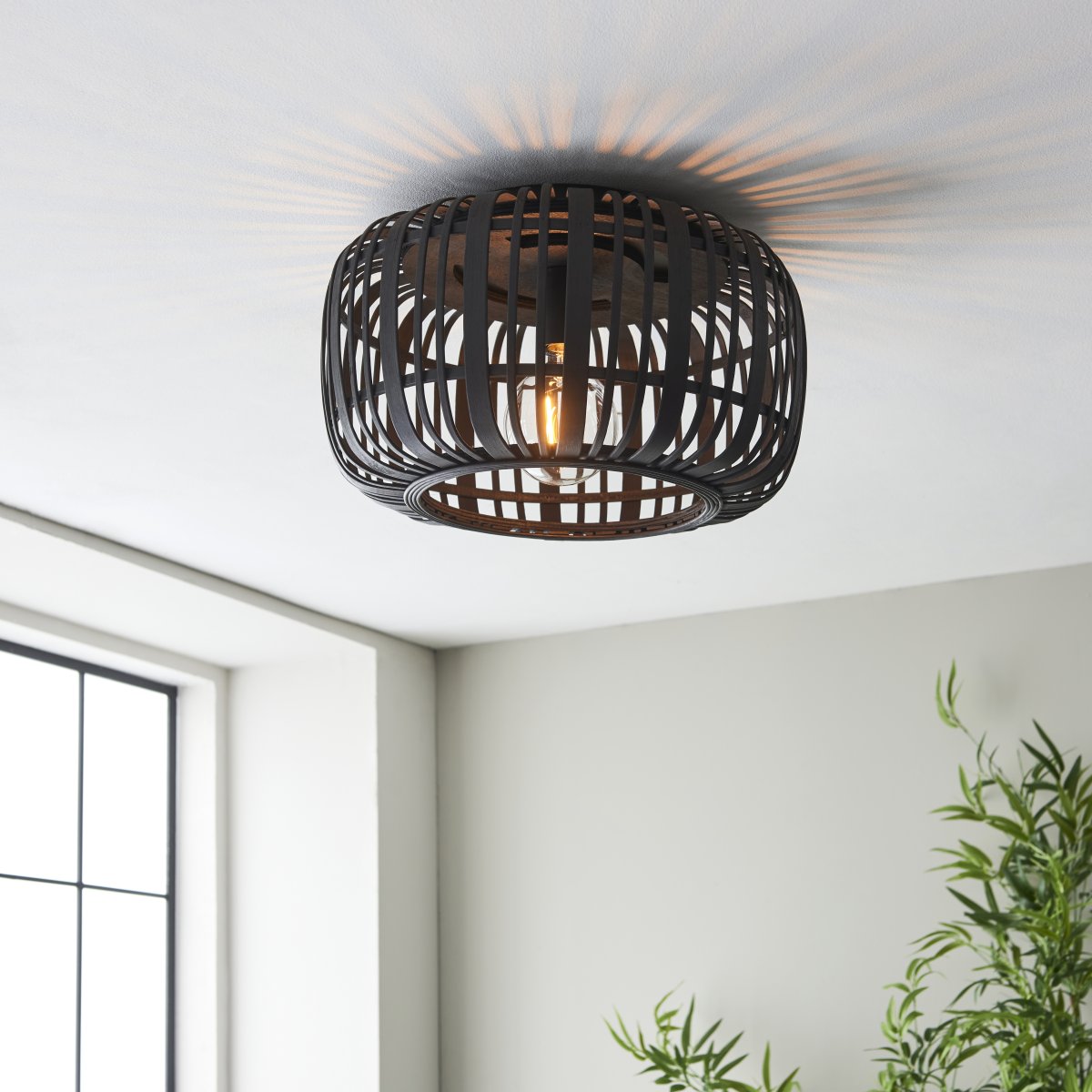 Woodrow Ø40 Dunkles Holz deckenleuchte Von Brilliant - Die Lampe gibt ein warmes und angenehmes Licht und erzeugt eine angenehme Atmosphäre im Raum.
