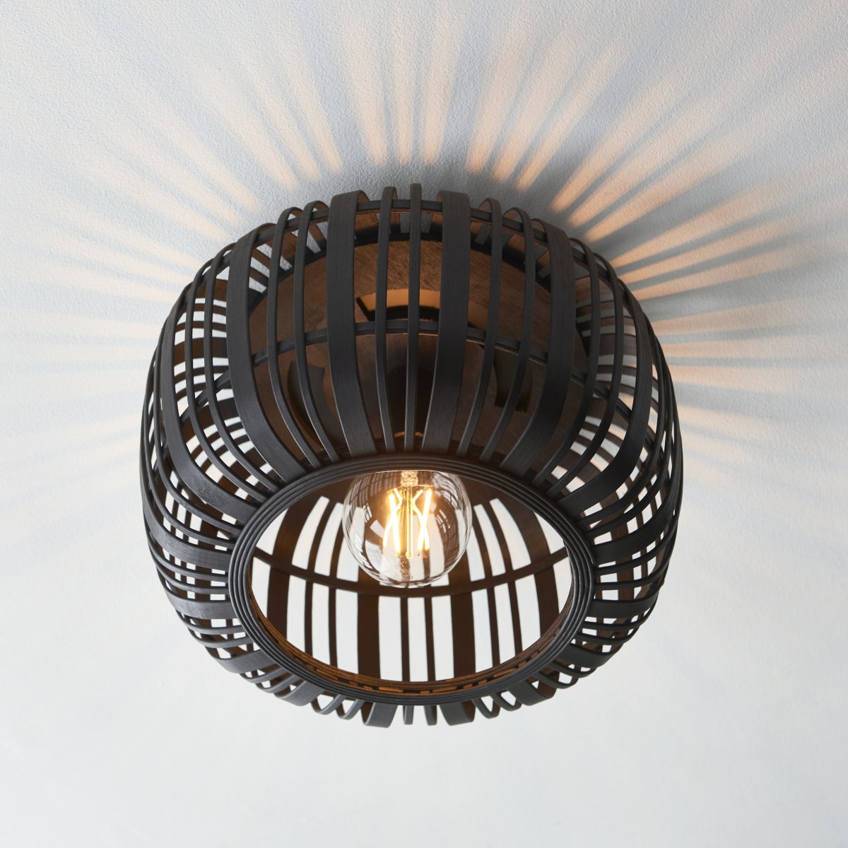Woodrow Ø40 Dunkles Holz deckenleuchte Von Brilliant - Die Lampe gibt ein warmes und angenehmes Licht und erzeugt eine angenehme Atmosphäre im Raum.