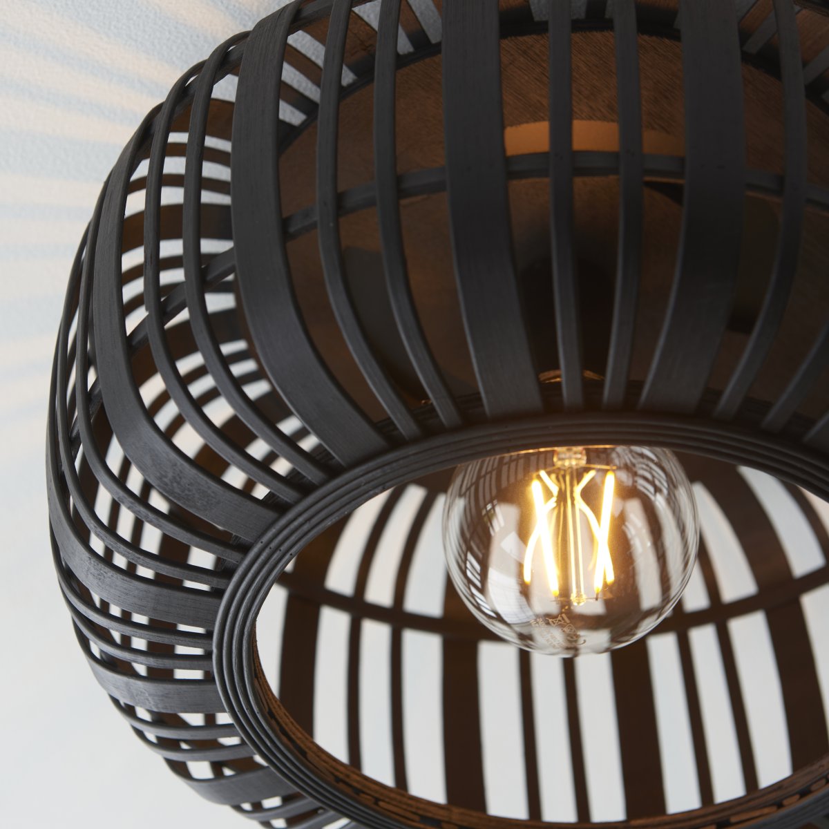 Woodrow Ø40 Dunkles Holz deckenleuchte Von Brilliant - Die Lampe gibt ein warmes und angenehmes Licht und erzeugt eine angenehme Atmosphäre im Raum.